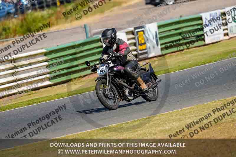 Vintage motorcycle club;eventdigitalimages;mallory park;mallory park trackday photographs;no limits trackdays;peter wileman photography;trackday digital images;trackday photos;vmcc festival 1000 bikes photographs